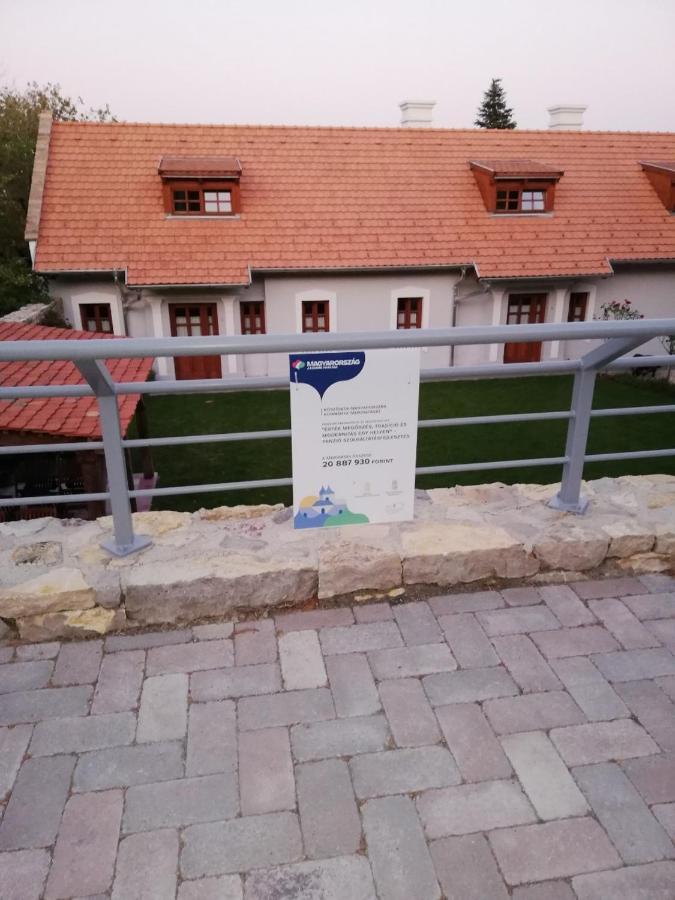 Aracsi Vendeghaz Hotel Balatonfured Exterior photo