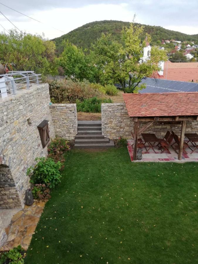 Aracsi Vendeghaz Hotel Balatonfured Exterior photo